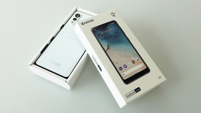 京セラの「開閉機能重視のテレスコープ型スマートフォン個装箱」
2021日本パッケージングコンテストで電気・機器包装部門賞入賞
