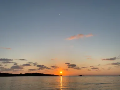 水平線から昇る太陽に感動