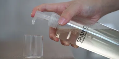 【使用方法】(2)コップに適量約10ml(10回プッシュ)を注いでお口に含んでください