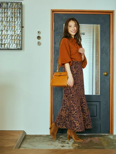 ボウタイ付きバルーンスリーブニット(オレンジ)　7,590円(税込)／マーメイドロングスカート(ワイン花柄)　8,690円(税込)