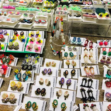 架空の民族の装身具という体裁で、天然石の周囲を細かなビーズで編みあげ、カラフルなスパンコールや鈴などを配しています。