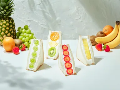 フルーツとクリームをたっぷり使用したフルーツサンド