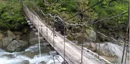 老朽化した吊り橋