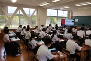 ジャパンシステムの講義を受講する高校生