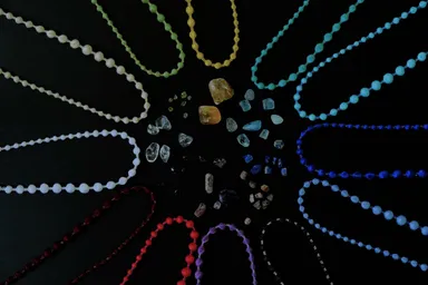 誕生石カラーの糸のネックレス