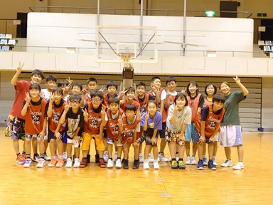 スクールでは、地元の子ども達にバスケの楽しさと大切さを伝えています。