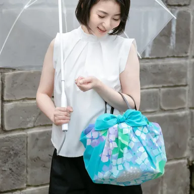 バッグを包んで雨よけに