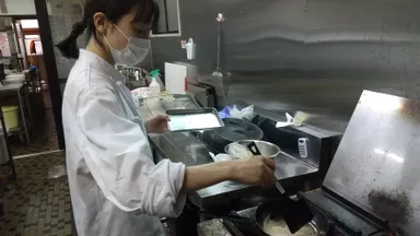 調理(片耳が難聴の社員)