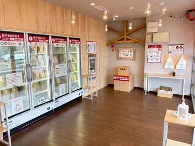 無人直売所では冷蔵庫から好きな餃子を取り出して料金箱に料金を入れるだけ