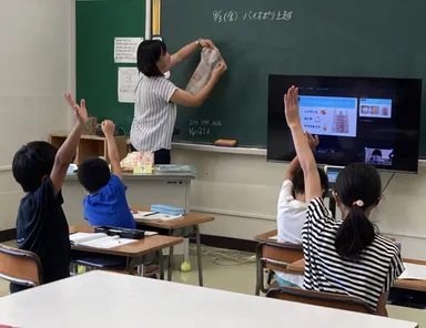 クイズに答える子供たち