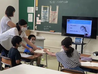 バイオマスプラスチックを触っている様子