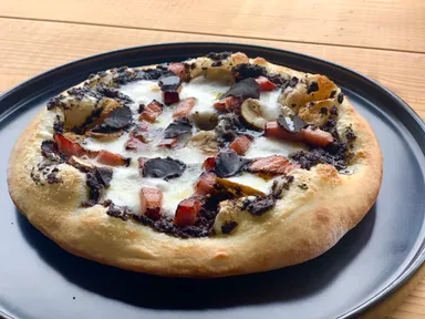 贅沢黒トリュフ水牛モッツァレラピザ