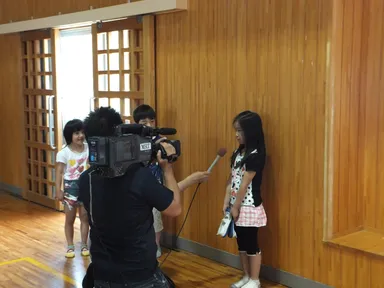 テレビインタビューを受ける児童