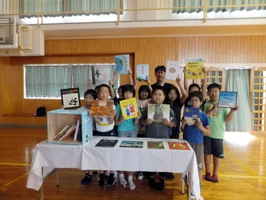 絵本を手にした子どもたち