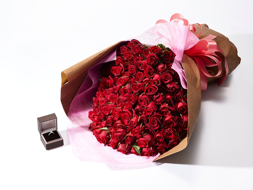 一生の思い出に残るプロポーズを演出する、定番のフラワーギフト
