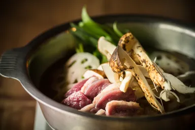 新鮮な河内鴨ロースと松茸を関西風のお出汁で。
