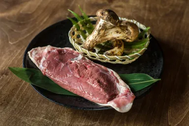 朝締めのロースと松茸