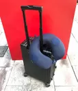 スーツケースとARTRIPミュージックネックピロー