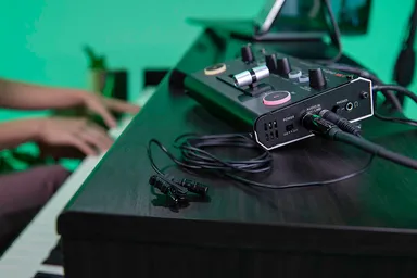 オーディオ入力 2系統を装備しマイクや電子楽器を接続