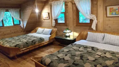 寝室(デラックスログハウス)