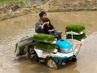 笑顔あふれる田植え風景
