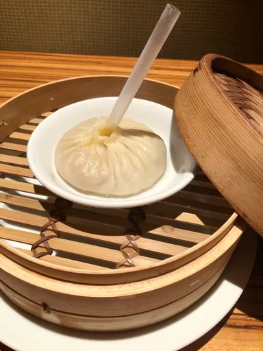 「海王湯包」(フカヒレと蟹味噌のスープまん)2