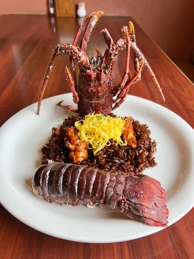 【伊勢海老をまるごと1匹使用】