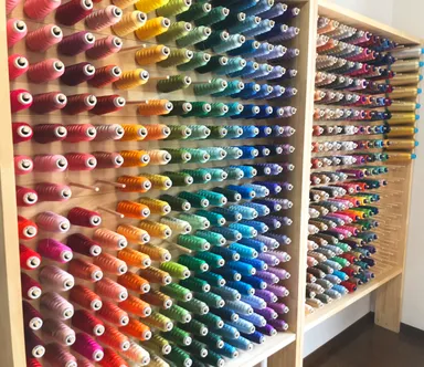約500種類の刺繍糸
