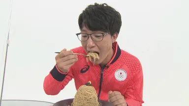 武藤 弘樹選手に人気スイーツを差し入れ