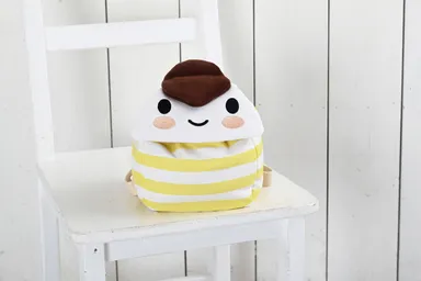 中綿入りでふっくらやわらか！肩ひもが長さ調整可能で、6ヵ月から4歳頃まで使えます。