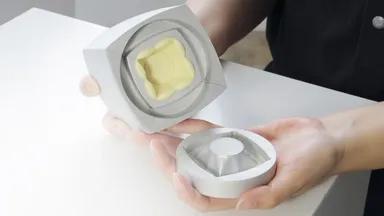 何度も失敗して試行錯誤を繰り返し鋳込みに成功。