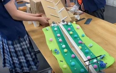 工学院大学附属中学校生徒による、からくり装置製作風景