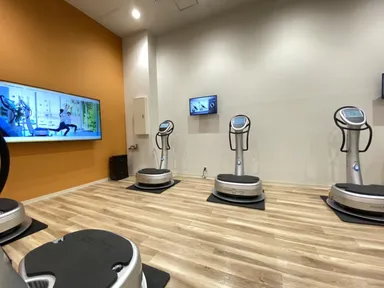 パワープレートにより運動効果は3～4倍と言われています