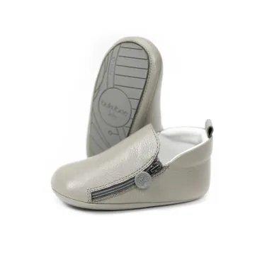 本格的に歩き始めたら、ショートジッパー・ラバーソールデザインへのサイズアップも可能(サイズは5展開)