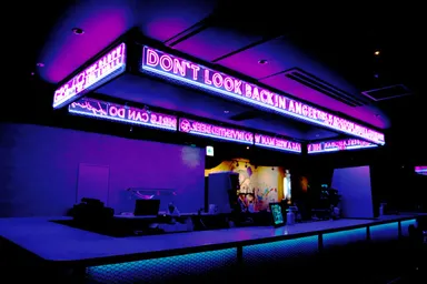 色鮮やかなネオンが光る360°アイランドバー