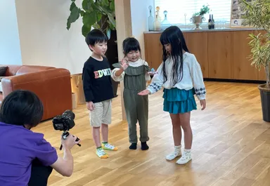 キッズモデルの手のひらにマイクロドローンが着陸