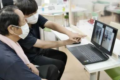 歩様を動画確認しながらリハビリを行う