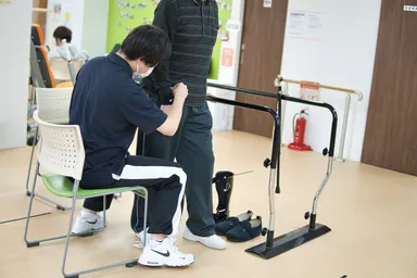 マンツーマンの歩行訓練