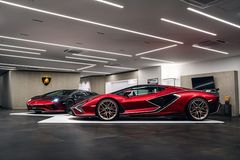 Aventador S Roadster 50th Anniversary Japan Edition 「火」 (左)Sian FKP 37(右)