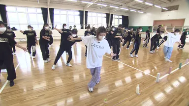 高校生にダンスの振りを教えるakane