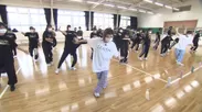 高校生にダンスの振りを教えるakane