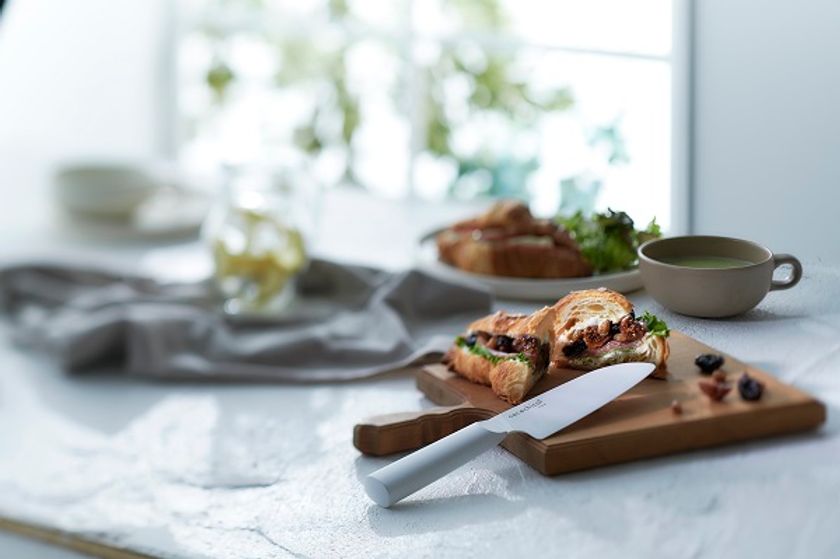 新セラミック素材による切れ味の持続性と使い心地を追求したデザイン
「cocochical(ココチカル)」セラミックナイフ
9月30日(木)から一般販売開始