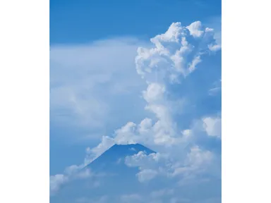 富士山を抱えて笑う神