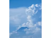 富士山を抱えて笑う神