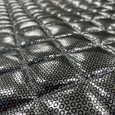 保温抜群のアルミ生地　従来の生地より最大2℃の温度差。(自社調べ)