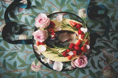 〈GlobeCaravan「Flower Lettercake」（グローブキャラバン フラワーレターケーキ）〉Holy Wreath（ホーリーリース）2021