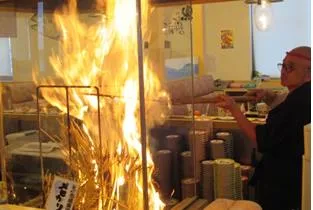 店舗で豪快に炙る「藁焼きショー」