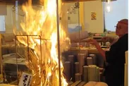 店舗で豪快に炙る「藁焼きショー」