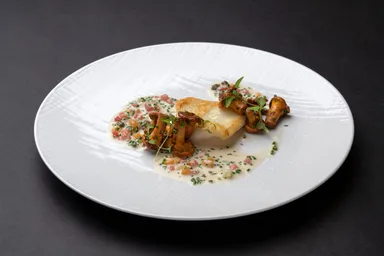 北海道産松川カレイのポワレ アンティポワーズ イノシシのパンチェッタとジロール茸