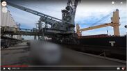 大型の原料運搬船が着岸する、ふ頭の360°動画(2)